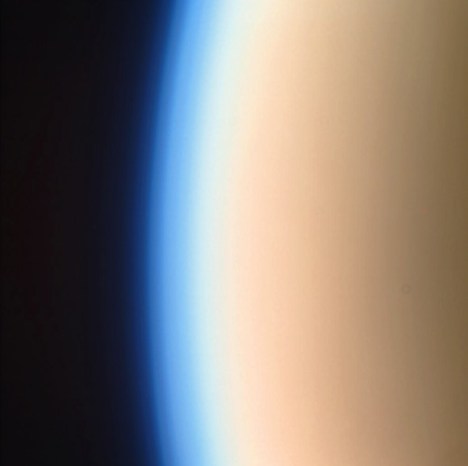 H πυκνή ατμόσφαιρα του Τιτάνα δημιουργεί ένα είδος φαινομένου του θερμοκηπίου (Αυτή η εικόνα λήφθηκε όταν το Cassini προσέγγισε τον Τιτάνα από την ηλιόλουστη πλευρά του)