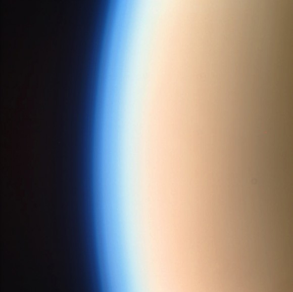 H πυκνή ατμόσφαιρα του Τιτάνα δημιουργεί ένα είδος φαινομένου του θερμοκηπίου (Αυτή η εικόνα λήφθηκε όταν το Cassini προσέγγισε τον Τιτάνα από την ηλιόλουστη πλευρά του)