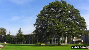 Η φωτογραφία του Εργαστηρίου στο Ευρωπαϊκό Ινστιτούτο Βιοπληροφορικής που αποθηκεύτηκε μεταξύ άλλων στο DNA