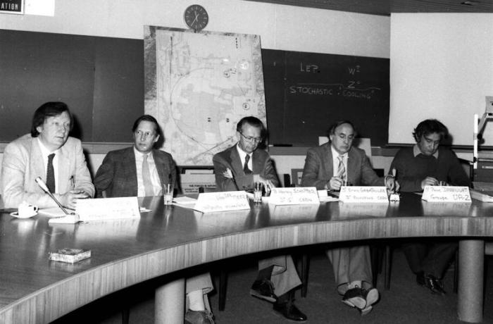 Στις 25 Ιανουαρίου 1983 το CERN ανακοίνωσε την ανακάλυψη του μποζονίου W. Από αριστερά προς τα δεξιά: Carlo Rubbia, Simon van der Meer, Herwig Schopper, Erwin Gabathuler, Pierre Darriulat