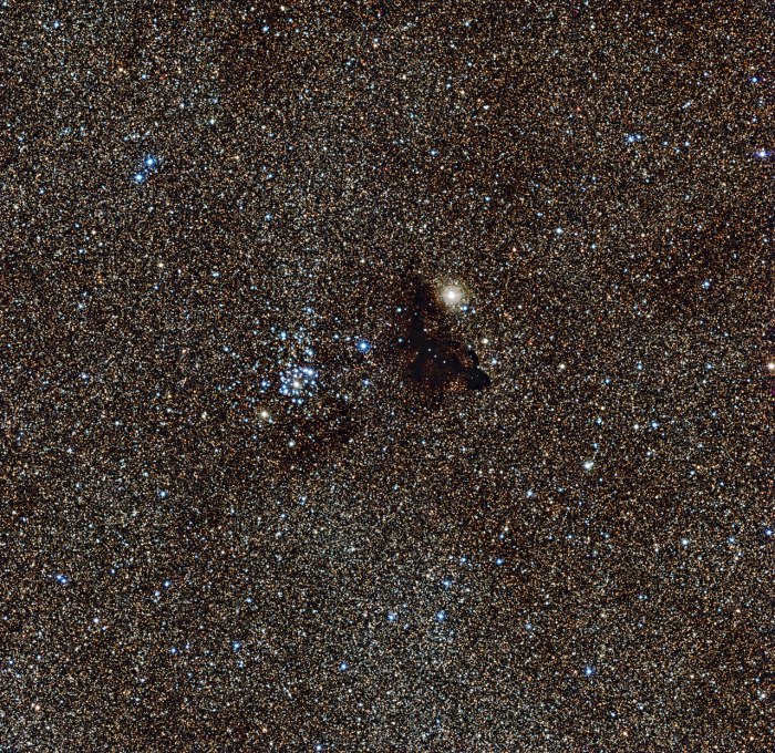 Το γαλαξιακό νεφέλωμα NGC 6520 και το γειτονικό του νέφος Barnard 86