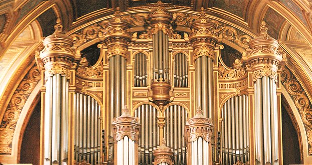 Το εκκλησιαστικό όργανο στον καθεδρικό ναό της γαλλικής πόλης Rennes.Οι βαρύτεροι τόνοι του οργάνου απαιτούν σωλήνες μήκους 10 μέτρων ανοικτούς και στα δύο άκρα