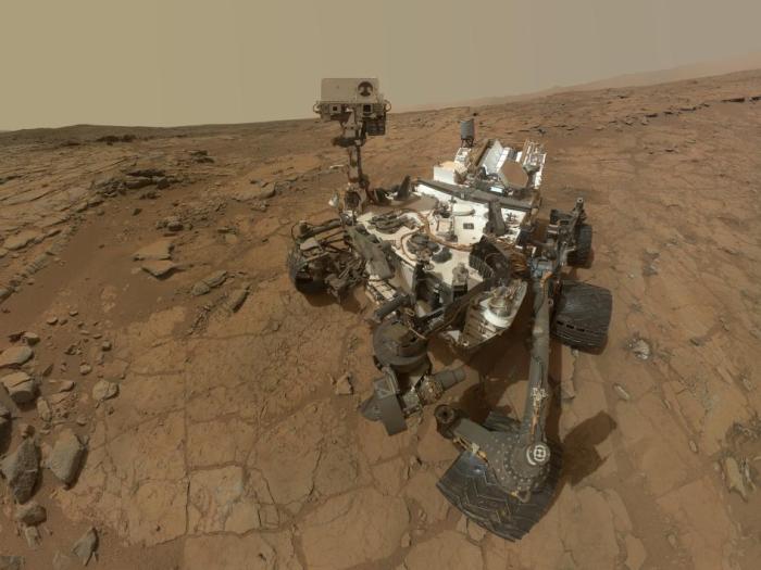 Αυτοπροσωπογραφία του Curiosity στην τοποθεσία  της γεώτρησης "John Klein". Η εικόνα αποτελεί σύνθεση πολλών φωτογραφιών από την κάμερα MAHLI. 