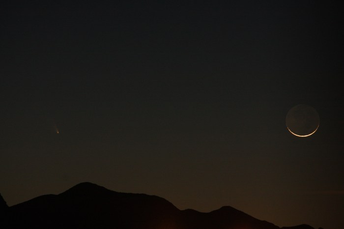 Ο κομήτης και η Σελήνη (http://www.slate.com/blogs/bad_astronomy/2013/03/14/bright_comet_pan_starrs_visible_to_the_naked_eye.html)