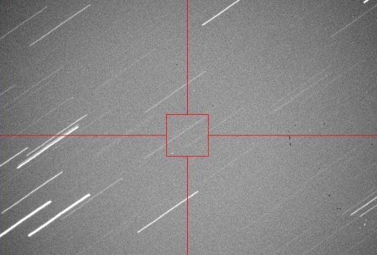 O αστεροειδής 2013 ΕC φαίνεται στην κάτω αριστερή γωνία του κόκκινου πλαισίου 