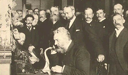 O Graham Bell χρησιμοποιεί την εφεύρεσή του