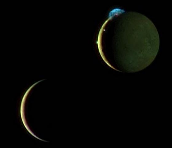 Μια σύνθετη εικόνων της της Ιούς και της Ευρώπης (επίσης δορυφόρου του Δία) που λήφθηκαν στις 2 Μαρτίου του 2007 από το διαστημικό σκάφος New Horizons