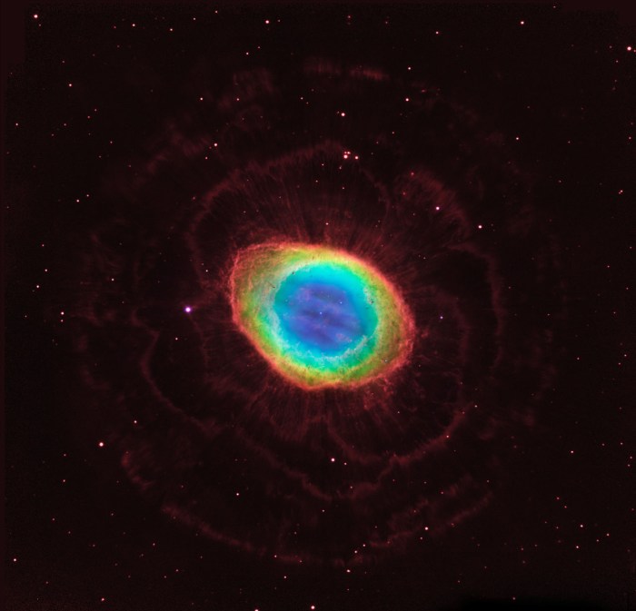 Το Δακτυλιοειδές Νεφέλωμα (Ring Nebula) ή αλλιώς Messier 57 (Μ57) ή NGC 6720, βρίσκεται στον αστερισμό της Λύρας. Αυτή τη σύνθετη εικόνα δημιουργήθηκε από τις παρατηρήσεις του διαστημικού τηλεσκοπίου Hubble και του επίγειου τηλεσκοπίου της Αριζόνα. http://www.nasa.gov/mission_pages/hubble/science/ring-nebula.html
