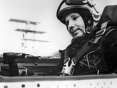 Герой Советского Союза, летчик-космонавт Юрий Гагарин в кабине самолета МИГ-21