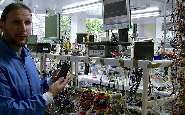 Ο Δρ. Ιωάννης Ιερόπουλος στο εργαστήριό του, στο Bristol Robotics Laboratory