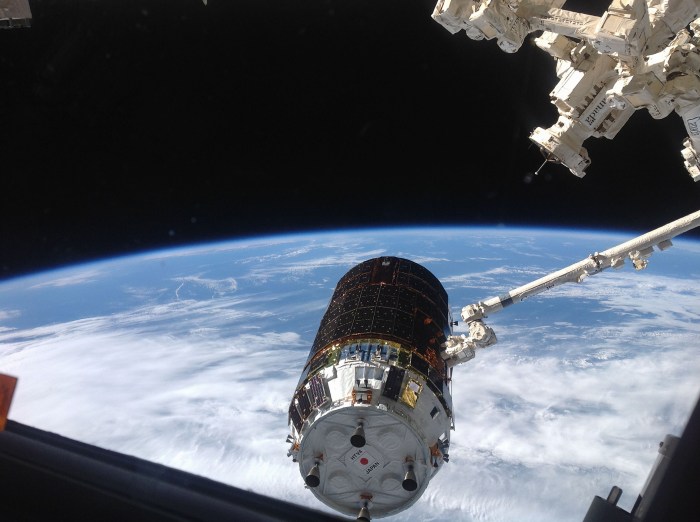 O ρομποτικόw βραχίοναw Canadarm του Διεθνούς Διαστημικού Σταθμού συλλαμβάνει το ιαπωνικό μεταγωγικό φορτηγό unpiloted "Kounotori" HTV-4 γνωστό και ως Kounotori (πελαργός)