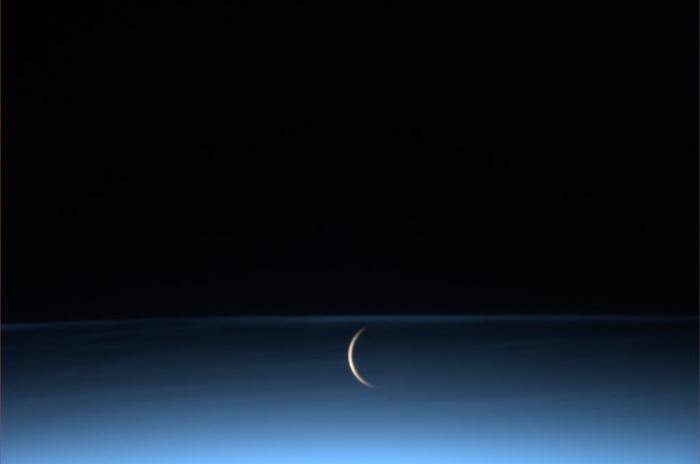 moon_space_station.jpg-large