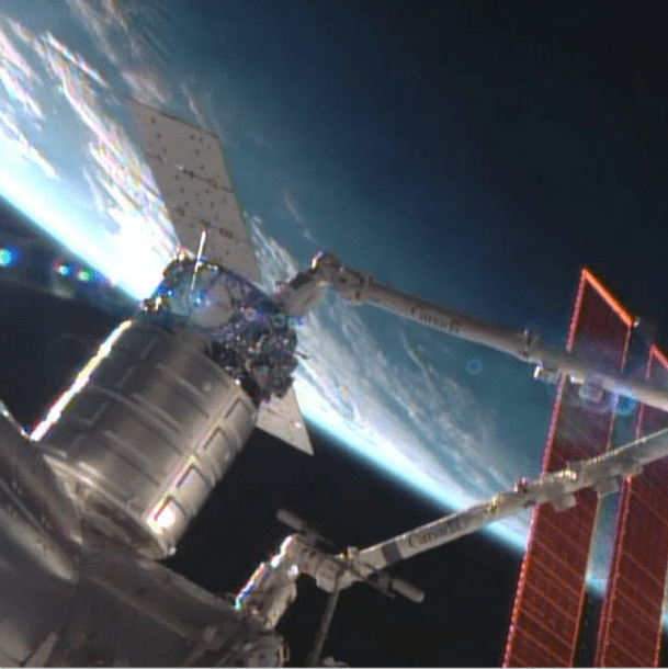 O ρομποτικός βραχίονας Canadarm2 του διαστημικού σταθμού έχει "συλλάβει" τον Κύκνο