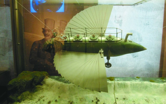 Μοντέλο του αυτοκινήτου αεροπλάνουπλοίου που οδηγείο Ροβήρος στο βιβλίο «Ο κοσμοκράτωρ» (από το Μουσείο Βερν στη Νάντη)