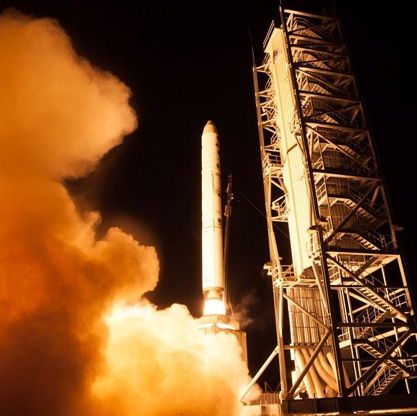 Το διαστημικό σκάφος της NASA LADEE (Lunar Atmosphere and Dust Environment Explorer) — προφέρεται όπως το “laddie,” και όχι “lady” - εκτοξεύεται στο διάστημα με το σύστημα Minotaur V