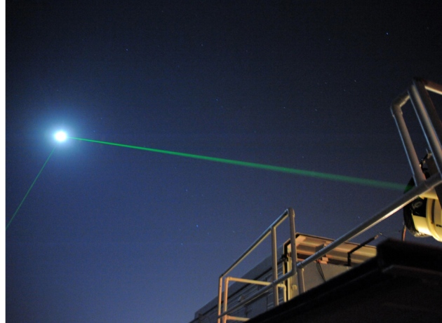 Πειράματα με ακτίνες λέιζερ που εκπέμπονται από τη Γη, ανακλώνται στην επιφάνεια της Σελήνης και επιστρέφουν πίσω, μπορούν να δείξουν ανωμαλίες στην τροχιά της Σελήνης, που με τη σειρά τους πιθανώς να εξηγήσουν την φύση της σκοτεινής ενέργειας