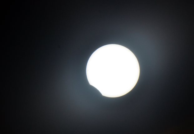 Η σπάνια «υβριδική» έκλειψη Ηλίου όπως έγινε ορατή από το Ναύπλιο (ΑΠΕ-ΜΠΕ /ΑΠΕ-ΜΠΕ/ΜΠΟΥΓΙΩΤΗΣ ΕΥΑΓΓΕΛΟΣ)