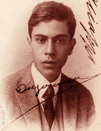 Στις 25 Mαρτίου του 1938 ο ιδιοφυής φυσικός Ettore Majorana (Έττορε Mαγιοράνα), καθηγητής στο Πανεπιστήμιο της Nάπολης, επιβιβάστηκε στο φέρυ μπόουτ που κάνει τη διαδρομή Nάπολη – Παλέρμο. Έκτοτε αγνοούνται τα ίχνη του. Οι έρευνες δεν οδήγησαν πουθενά, άλλοι μιλάνε γι’ αυτοκτονία και άλλοι ότι κρύφτηκε στη Νότιο Αμερική.