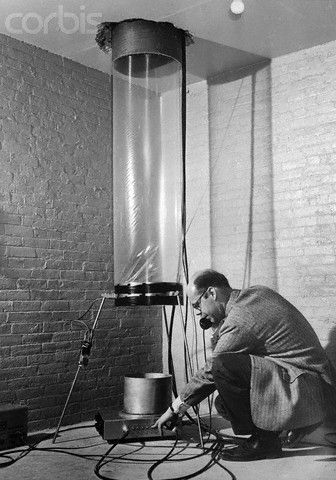 O Glen Rebka στο κάτω άκρο του πύργου Jefferson στο πανεπιστήμιο του Harvard 