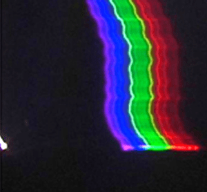 Ο «σφαιρικός κεραυνός» είναι η λευκή κουκκίδα κάτω αριστερά. Δεξιά η φασματική υπογραφή του