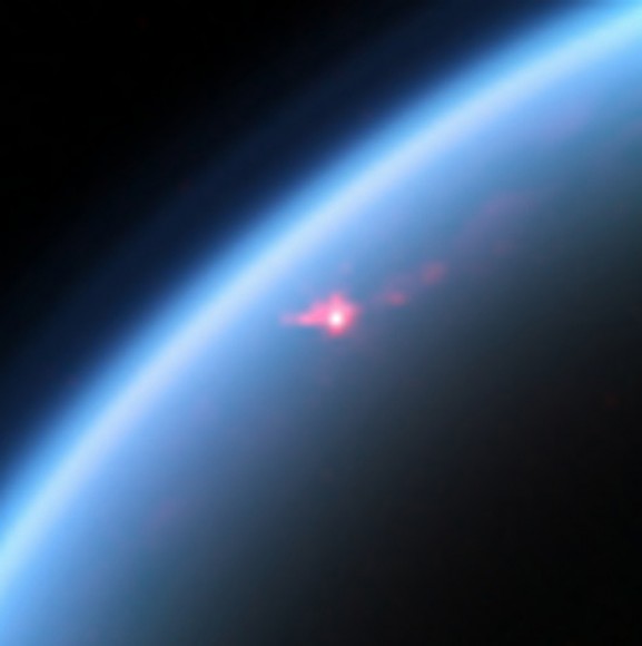 Αντανακλάσεις σε μία από τις πολλές λίμνες του Τιτάνα. Φωτογραφία από το διαστημικό σκάφος Cassini , στις 24 Ιουλίου του 2012