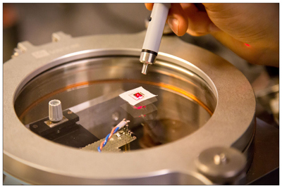 Ο ανιχνευτής ραδιοκυμάτων σε δράση: Η διάταξη περιέχει μια κεραία που είναι συνδεδεμένη με πυκνωτή. Τον ρόλο του ενός  από τους δυο οπλισμούς του πυκνωτή παίζει μια εξαιρετικά υψηλής ποιότητας μεμβράνη από νιτρίδιο του πυριτίου και επικάλυψη ανακλαστικού στρώματος αλουμινίου, με μήκος 500 μm και πάχος 200 nm. Ο οπλισμός – νανομεμβράνη του πυκνωτή δονείται εξαιτίας των ραδιοκυμάτων συγκεκριμένης συχνότητας, προκαλώντας μια μετατόπιση φάσης στη δέσμη φωτός λέιζερ, που με τη σειρά της μπορεί να μετρηθεί με γνωστές οπτικές τεχνικές. Έτσι το ραδιοφωνικό σήμα που ανιχνεύεται από την κεραία μετατρέπεται σε οπτικό σήμα.  (Courtesy: A Schliesser, T Bagci, A Simonsen and E Polzik)