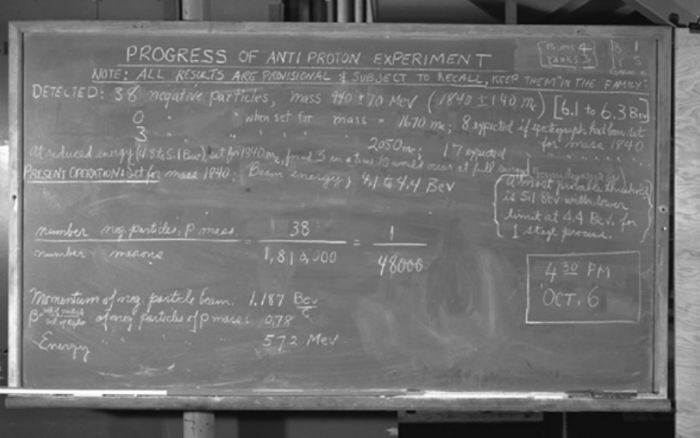 Η ανακοίνωση στον χώρο του εργαστηρίου κατά την διάρκεια της εξέλιξης του πειράματος ανίχνευσης των αντιπρωτονίων αναφέρει ότι ανιχνεύθηκαν 38 αρνητικά φορτισμένα σωματίδια με μάζα 1840 φορές τη μάζα του ηλεκτρονίου