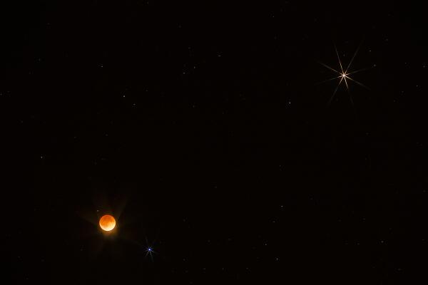 Το "ματωμένο φεγγάρι", η κόκκινος πλανήτης (Άρης) και ο αστέρας Στάχυς (Spica) https://twitter.com/CCantuQ/status/456090403515555840/photo/1