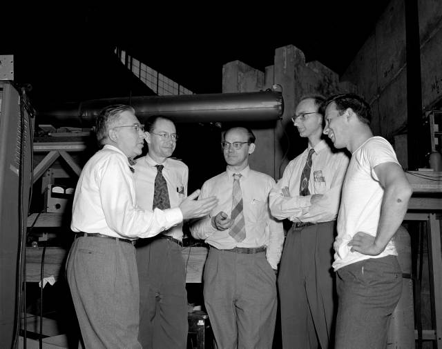 Οι συγγραφείς του άρθρου για την ανακάλυψη του αντιπρωτονίου: Owen Chamberlain, Emilio Segrè, Clyde Wiegand, Τομ Υψηλάντης (με τον Ε. Lofgren στο κέντρο)