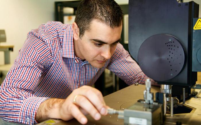 Ο αναπληρωτής καθηγητής του Πανεπιστημίου του Southampton μάς ξεναγεί στον συναρπαστικό κόσμο του, που μοιάζει να έρχεται από το μέλλον. Φωτογραφίες: Γιώργος Κασόλας.