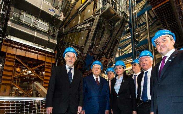 Από την επίσκεψη του Προέδρου της Δημοκρατίας, Κάρολου Παπούλια, στις εγκαταστάσεις του Ευρωπαϊκού Οργανισμού Πυρηνικών Ερευνών (CERN).