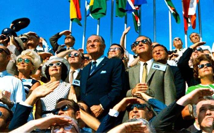 20 Ιουλίου 1969: Tο πλήθος παρακολουθεί με δέος την εκτόξευση του «Απόλλων 11». Μέσα στον κόσμο βρίσκεται και ο πρώην πρόεδρος των ΗΠΑ, Λίντον Τζόνσον. Θα ακολουθήσουν άλλες έξι επιτυχημένες αποστολές στη Σελήνη έως το 1972.
