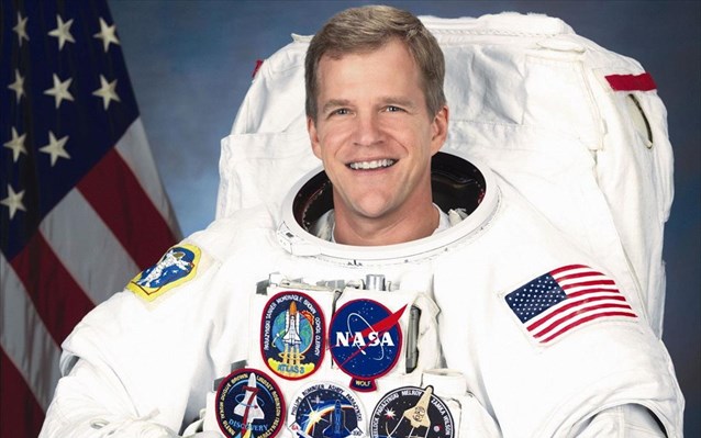 O Dr. Parazynski αποτελεί βετεράνο αστροναύτη της αμερικανικής διαστημικής υπηρεσίας, έχοντας συμμετάσχει σε πέντε διαστημικές πτήσεις και επτά διαστημικούς περιπάτους (συνολικά έχει περάσει οκτώ εβδομάδες στο διάστημα και έχει πραγματοποιήσει πάνω από 50 ώρες διαστημικού περιπάτου).