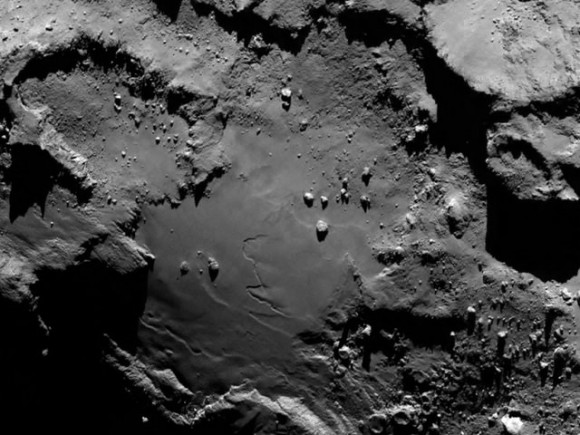 Λεπτομέρεια του κομήτη 67P/Churyumov-Gerasimenko. Credits: ESA/Rosetta/MPS for OSIRIS Team MPS/UPD/LAM/IAA/SSO/INTA/UPM/DASP/IDA