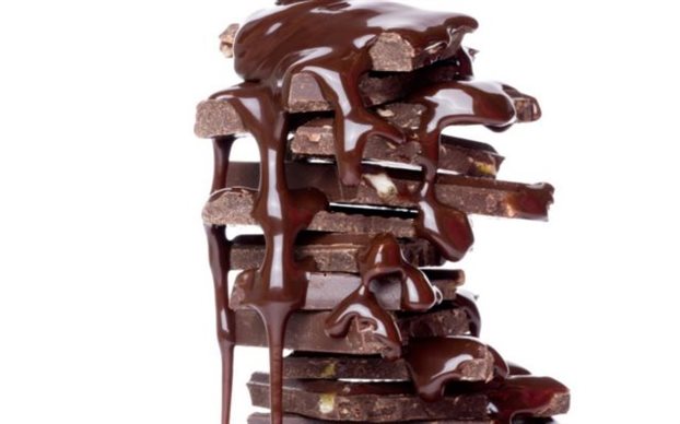 Τα μυστικά της σοκολάτας, όπως το γιατί ασπρίζει η επιφάνειά της, αποκάλυψε η κρυσταλλογραφία