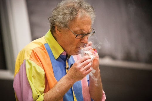 Ο καθηγητής Walter Lewin ανάβει ταυτόχρονα τρία τσιγάρα μέσα στην αίθουσα διδασκαλίας, την ώρα του μαθήματος! Γιατί;