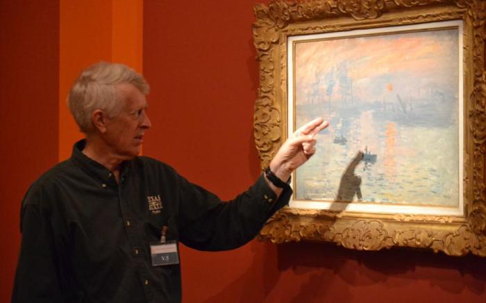 Ο αστροφυσικός Ντόναλντ Ολσον, καθηγητής στο Πολιτειακό Πανεπιστήμιο του Τέξας, μπροστά στον πίνακα του Κλοντ Μονέ, «Impression, Soleil Levant», τον οποίο κατάφερε να χρονολογήσει με ακρίβεια έπειτα από 15ετή επιστημονική και ιστορική έρευνα.