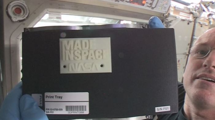 O επικεφαλής του Διεθνούς Διαστημικού Σταθμού Barry "Butch" Wilmore επιδεικνύει το πρώτο τρισδιάστατα εκτυπωμένο αντικείμενο στο διάστημα 