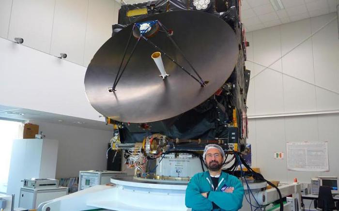 Ο Γιάννης Δαγκλής, καθηγητής του Πανεπιστημίου Αθηνών και πρώην διευθυντής του Ινστιτούτου Διαστημικής του Αστεροσκοπείου Αθηνών, είναι ο Έλληνας που έβαλε και τη σφραγίδα της χώρας μας στην επιτυχία της «Ροζέτας», καθώς διευθύνει ένα από τα πειράματα του διαστημόπλοιου που κατόρθωσε για πρώτη φορά στην ιστορία της επιστημονικής εξερεύνησης να προσεγγίσει έναν κομήτη.