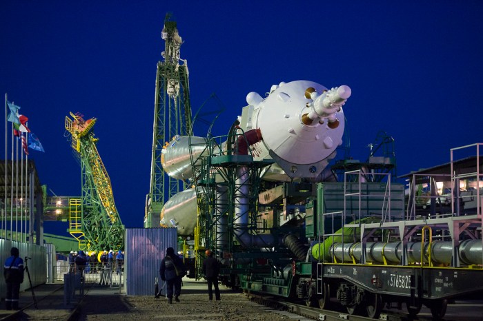 Expedition 42 Soyuz Rollout