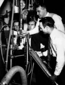 Η πειραματική διάταξη που χρησιμοποιήθηκε για την απόδειξη της μη διατήρηση της ομοτιμίας στην διάσπαση β. Φαίνονται οι φυσικοί  Ernest Ambler. Raymond W. Hayward, Dale D. Hoppes, και Ralph P. Hudson. Από την φωτογραφία λείπει η Chien-Shiung Wu. 