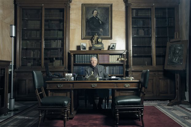 Ο Δημήτρης Νανόπουλος στο γραφείο του στην Ακαδημία Αθηνών ( Πηγή: Ανδρέας Σιμόπουλος)