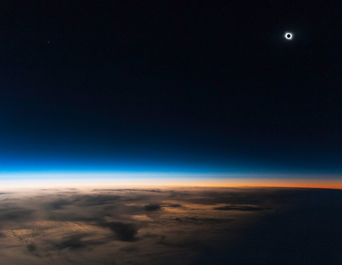 Η έκλειψη από ύψος 14,000 μέτρων πάνω από τη Γη (Credit and copyright: Guillaume Cannat)