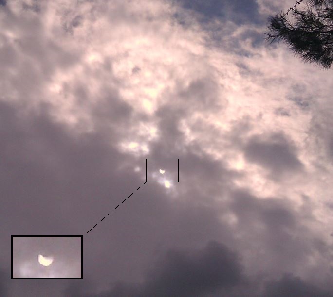 ελικά η σημερινή νέφωση που επικρατούσε στον ουρανό της Αθήνας κατά τη διάρκεια της έκλειψης έκανε άνετη την παρατήρησή της και χωρίς ειδικά γυαλιά!