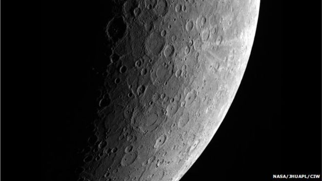 The surface of Mercury, photographed here by the Messenger probe, reflects less light than the Moo