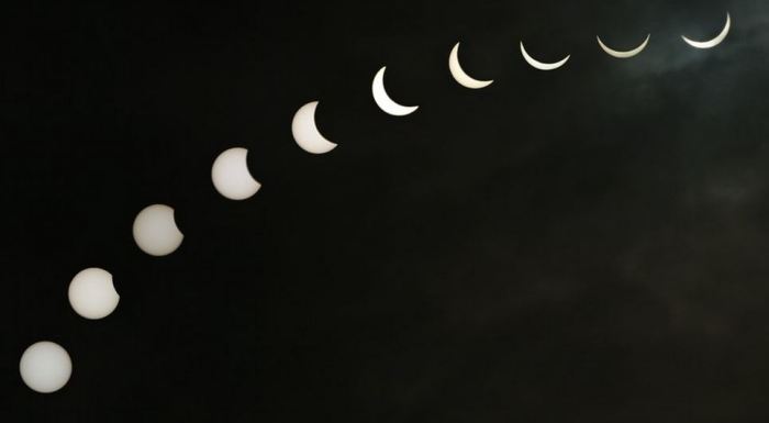 Τα στάδια της έκλειψης όπως φωτογραφήθηκαν στο Heanor (Derbyshire) από τον Robert Booth