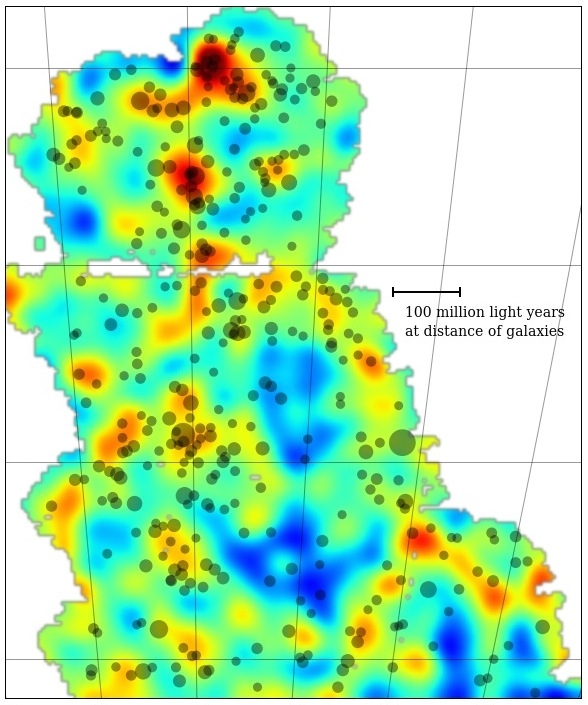 Μια λεπτομερής περιγραφή της κατανομής σκοτεινής ύλης σε μια μεγάλη περιοχή του ουρανού. Η χρωματική κατανομή αντιπροσωπεύει την πυκνότητα μάζας: οι περιοχές με κίτρινο και κόκκινο χρώμα έχουν μεγαλύτερη πυκνότητα μάζας, ενώ οι πράσινες και μπλε περιοχές μικρότερη. Τα σμήνη γαλαξιών φαίνονται ως γκρι κύκλοι.