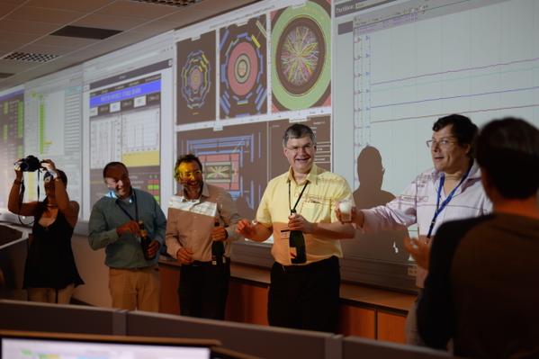 Η ερευνητική ομάδα του πειράματος ATLAS ανοίγει σαμπάνιες!