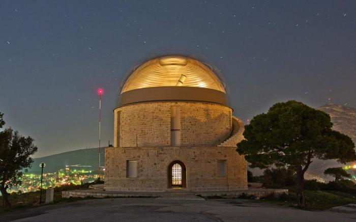 Ο θόλος του τηλεσκοπίου Newall στο Εθνικό Αστεροσκοπείο Αθηνών. Το κτίριο της Πεντέλης είναι σήμερα ένας χώρος ανοιχτός στο κοινό, όπου πραγματοποιούνται ξεναγήσεις μία στις τρεις νύχτες του χρόνου προσελκύοντας κατά μέσο όρο από 15 έως 20 χιλιάδες άτομα. Φωτογραφία του Θεοφάνη Ματσόπουλου.