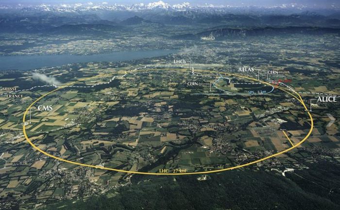 Τμήμα και σύνολο (στην επιφάνεια) του Μεγάλου Αδρονικού Επιταχυντή LHC. Επειτα από πολλούς μήνες διαπραγματεύσεων, οι εργασίες του προσωρινού συμβουλίου για τον σχεδιασμό του νέου διεθνούς εργαστηρίου πυρηνικής φυσικής έφτασε σε επιτυχή κατάληξη την 1η Ιουλίου 1953, με την υπογραφή του καταστατικού του CERN από τους εκπροσώπους των 12 κρατών-μελών (Credit: CERN).